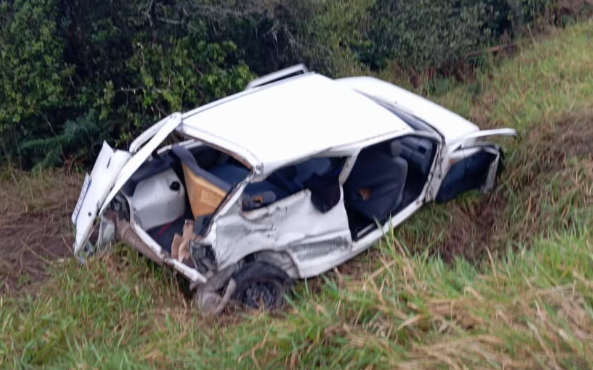 Motorista do Uno se feriu após colidir contra caminhão próximo a Lagoa dos Barros.