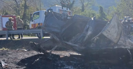 Veículo ficou completamente destruído após pegar fogo em trecho da BR-290.