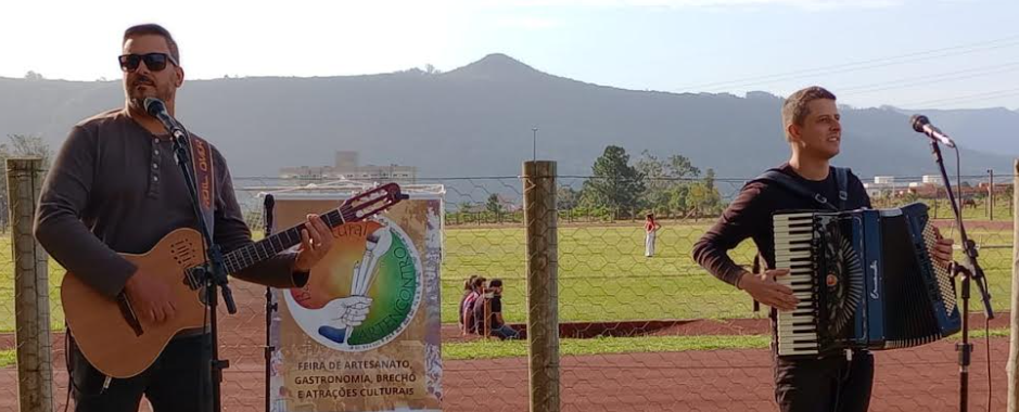 Segunda edição do Bazar ArtEncontro contou com apresentações musicais do Grupo Gira da Lua e do cantor Enzo Munari.