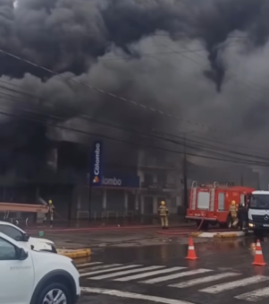 Bombeiros combatem incêndio em loja