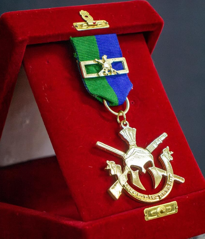 Medalha foi entregue ao Coronel Barcellos pelo comandante-geral da Brigada.