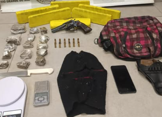 Ação em Xangri-lá apreendeu aproximadamente quatro quilos de maconha, munições, uma faca, um revólver, munições, entre outros objetos.