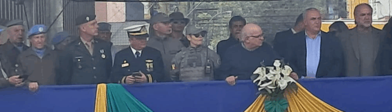 Desfile Cívico reúne centenas de pessoas