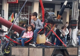 Grupo Anhangava trouxe para a ‘Avenida’ uma Asa Delta e um Paramotor.