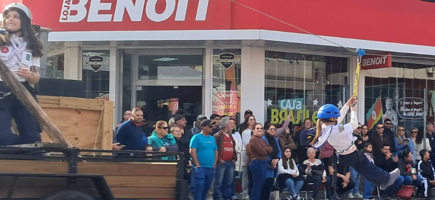 Tradicional demonstração de Tirolesa dos Escoteiros do Mar foi um dos pontos altos do Desfile.