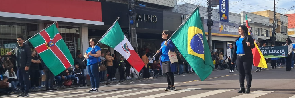 Santa Luzia abriu o desfile das Escolas Municipais de Educação Infantil.