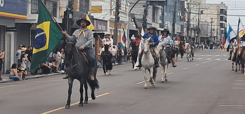 Desfile Farroupilha reúne centenas de pessoas