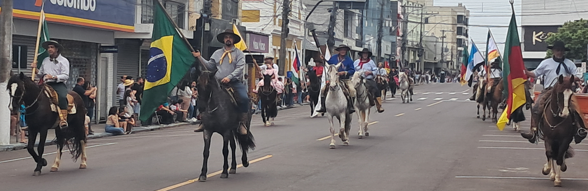 Desfile Farroupilha reúne centenas de pessoas