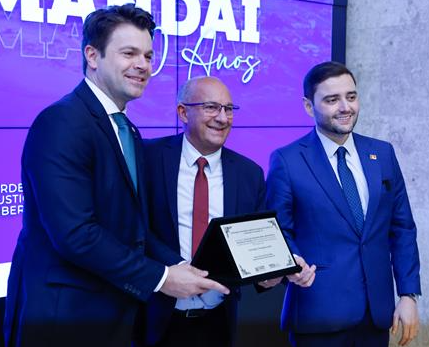 Prefeito de Tramandaí, Juarezinho (ao centro) recebeu placa das mãos do deputado Marcus Vinícius e do vice-governador Gabriel Souza.