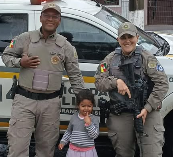 Menina conhece brigadianos