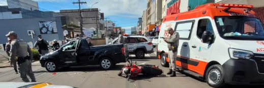 Colisão entre carro e moto ocorreu na esquina do Supermercado Dalpiaz.