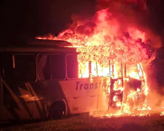 Ônibus pega fogo na BR-101