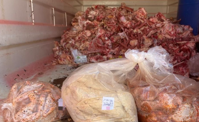 Foram apreendidos mais de 120kg de carne a alimentos impróprios para consumo.
