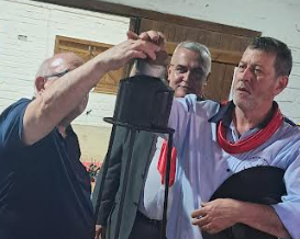 Prefeito Romildo Bolzan Jr apagou a Centelha Farroupilha.