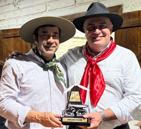 Secretário Alexandre Ramos e vice-prefeito Ed Moraes foram homenageados pela organização da Semana Farroupilha.