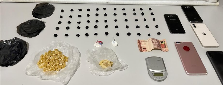 Quatro pessoas são presas e adolescente é apreendido por tráfico de drogas