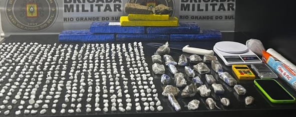 Policiais apreenderam veículo, objetos e mais de seis quilos de drogas em Imbé.