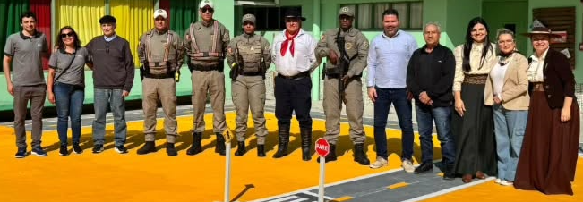 Prefeitura entrega revitalização de Pracinha da Escola Leonel Brizola