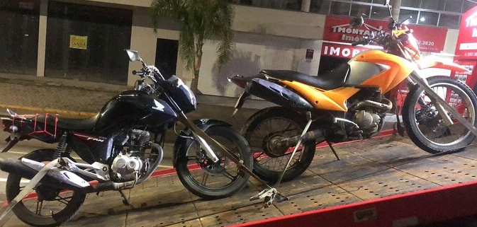 Racha de moto termina com duas prisões