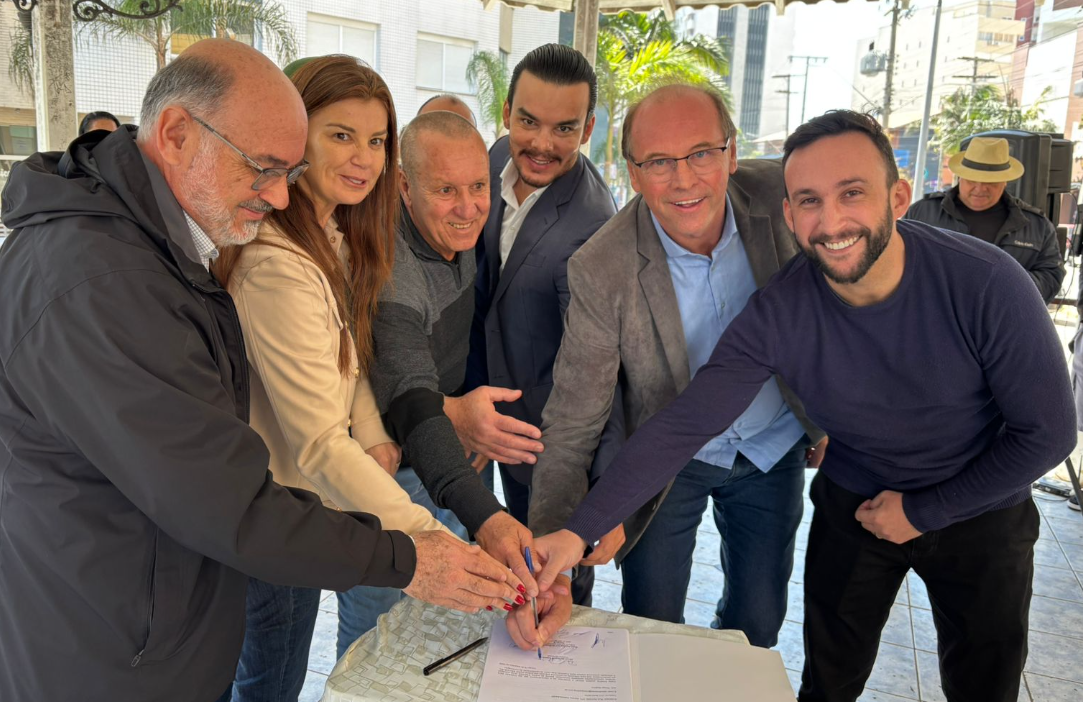 Autoridades realizaram a assinatura do contrato de concessão para início do serviço.