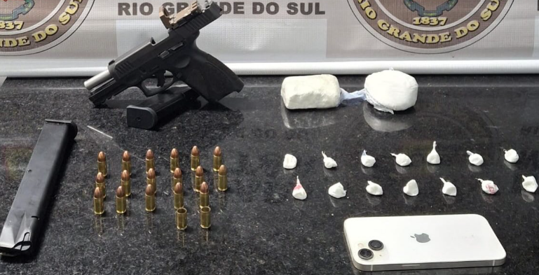 Homem foi detido em Tramandaí com celular, arma, munições e 215g de cocaína.