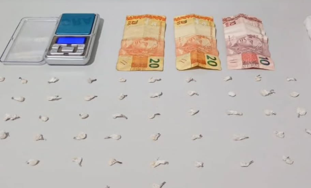 Policiais apreenderam dinheiro, objetos e mais de 100 porções de drogas em Osório.