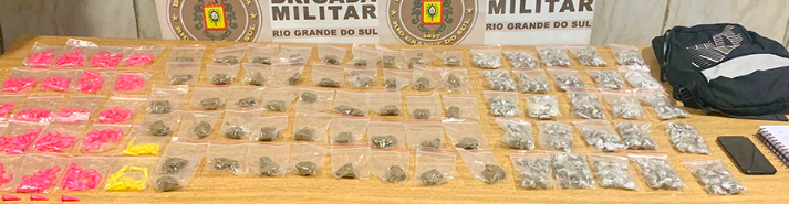 Homem foi preso em Cidreira carregando objetos e 755 porções de entorpecentes.