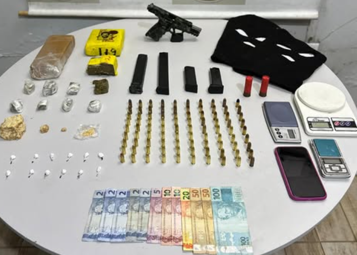 Homem foi preso em Xangri-lá com dinheiro, objetos, drogas, arma e munições.