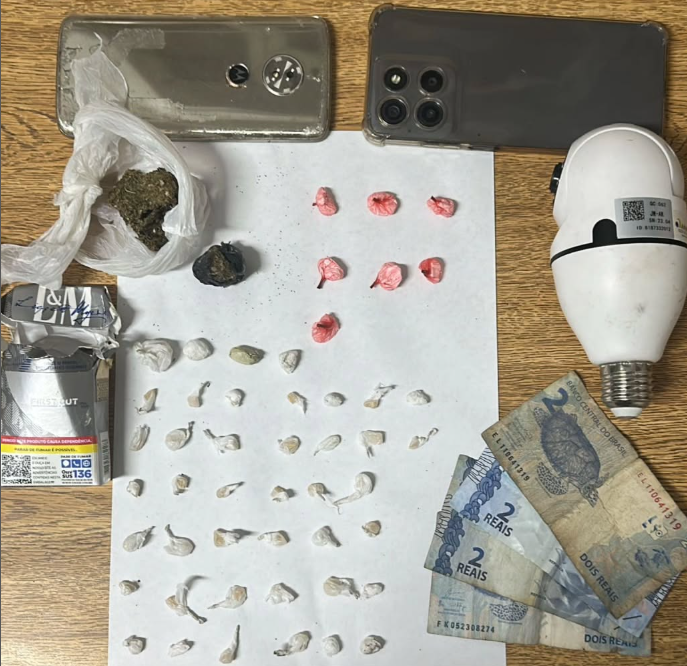 Policiais apreenderam dinheiro, objetos e mais de 100 porções de drogas em Osório.