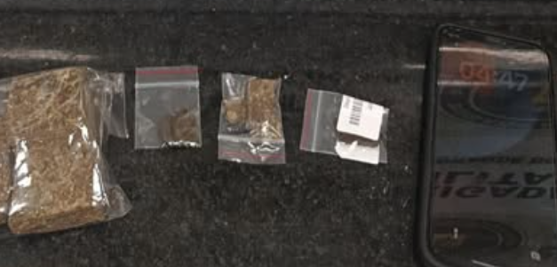 Homem foi preso em Xangri-lá carregando celular e mais de 120g de drogas.