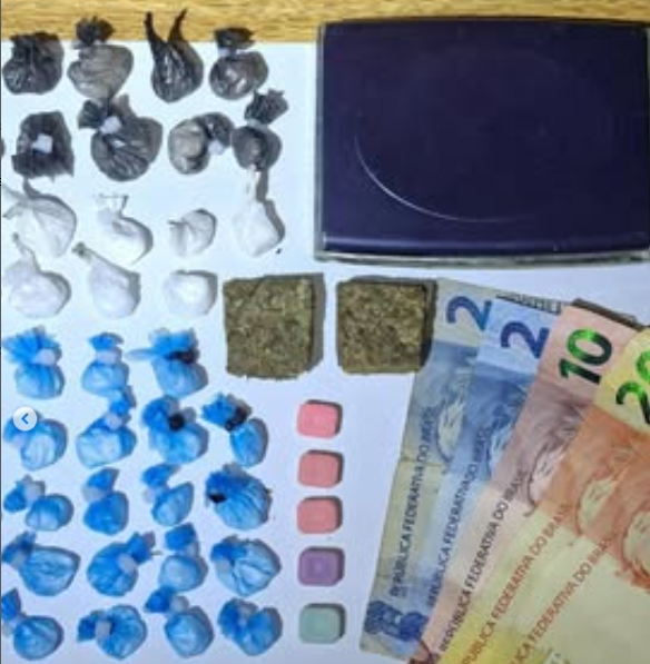 Ações do 8º BPM terminaram com apreensões de dinheiro, objetos e dezenas de drogas.