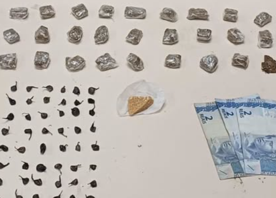 Homem foi preso em Xangri-lá carregando dinheiro e 76 porções de entorpecentes.