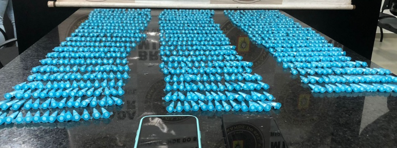 Homem foi preso na ERS-040, carregando celular e mais de 900 pinos de cocaína.
