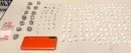 Ação em Capão apreendeu dinheiro, celular e mais de 200 porções de drogas.
