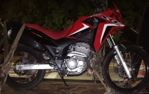Ação em Capão da Canoa apreendeu drogas, celular e uma motocicleta.