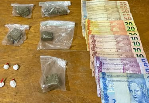 Policiais apreenderam dinheiro, objetos, dezenas de entorpecentes e um carro durante Operação realizada no Litoral Norte gaúcho.