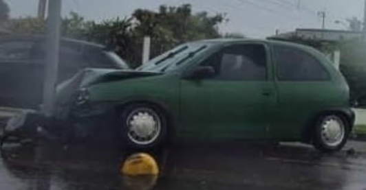 Veículo atinge poste no Caravágio