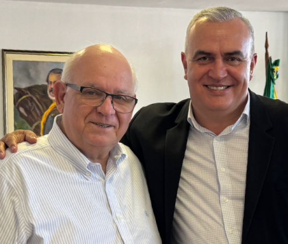 Romildo ao lado do agora prefeito em exercício Ed Moraes.