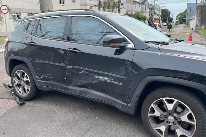 Automóveis Toyota Etios e Jeep colidiram na esquina das Ruas Barão do Triunfo e Vinte e Quatro de Maio na manhã de sexta (17).