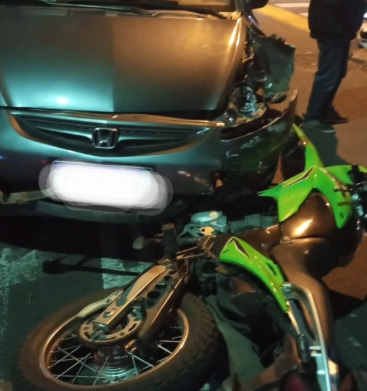 Moto derrapou na Estrada do Mar devido a areia na pista.