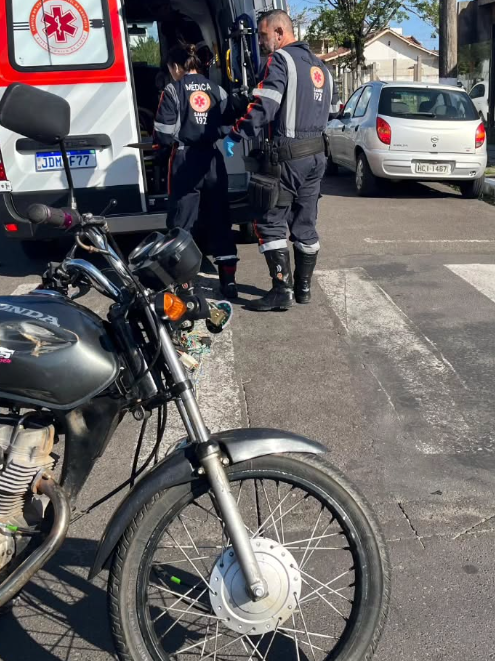 Condutora de moto foi socorrida pelo Samu e encaminhada ao Hospital da cidade.