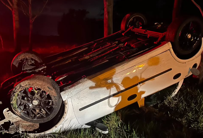 Carro que capotou na Estrada do Palmital estava sendo conduzido por adolescente.