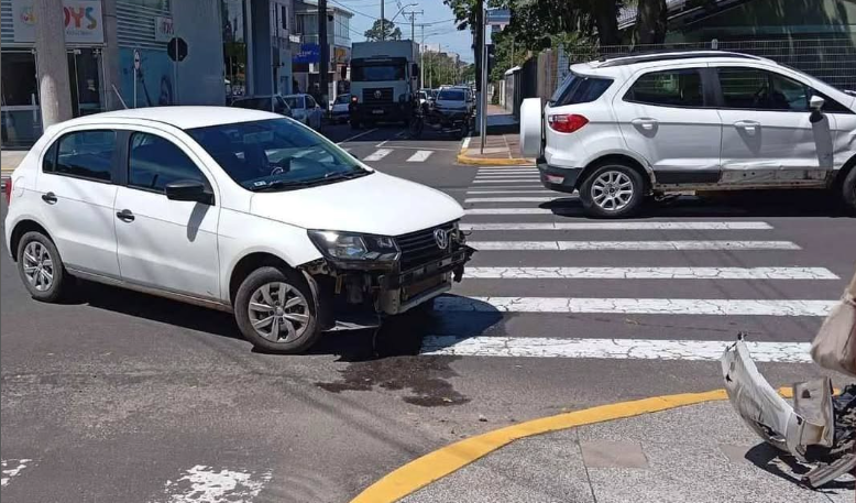 Colisão entre dois automóveis foi registrada na região central do município.