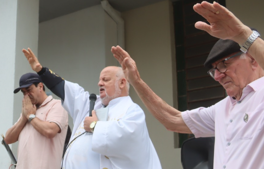 Pessoas receberam a benção do Pe. Ceverino em frente a Igreja da Matriz, em Osório.