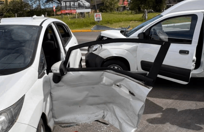 Duas pessoas ficam feridas durante acidente de trânsito