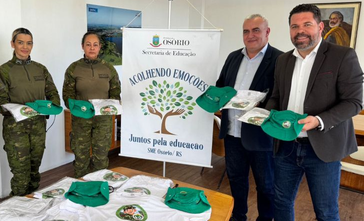 Entregue uniformes para o Programa Patrulheiro Mirim