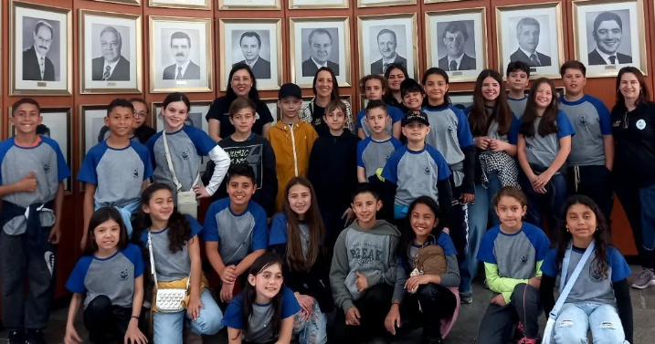 Comitiva da Escola Cordeiro de Farias conheceu a Galeria de Ex-Presidentes da Assembleia Legislativa do RS.
