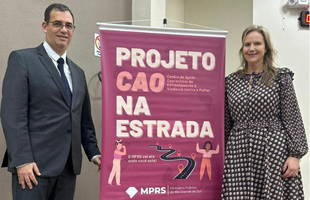 A palestrante Ivana Machado Moraes Battaglin ao lado do promotor de Justiça Sávio Vaz Fagundes.