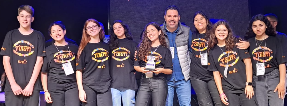 Estudantes da Tuiuti receberam o troféu de Melhor Escola Municipal.