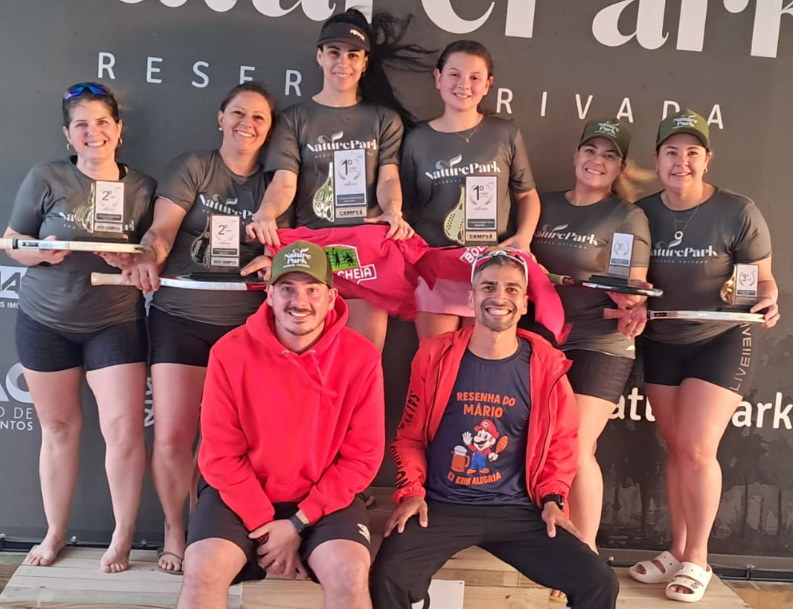 Terceiras colocadas Ana e Taís, campeãs Grazi e Alice e vice-campeãs Eliza e Pri ao lado dos organizadores da competição: Douglas Borsatto (Rato) e Mário Jr (direita).